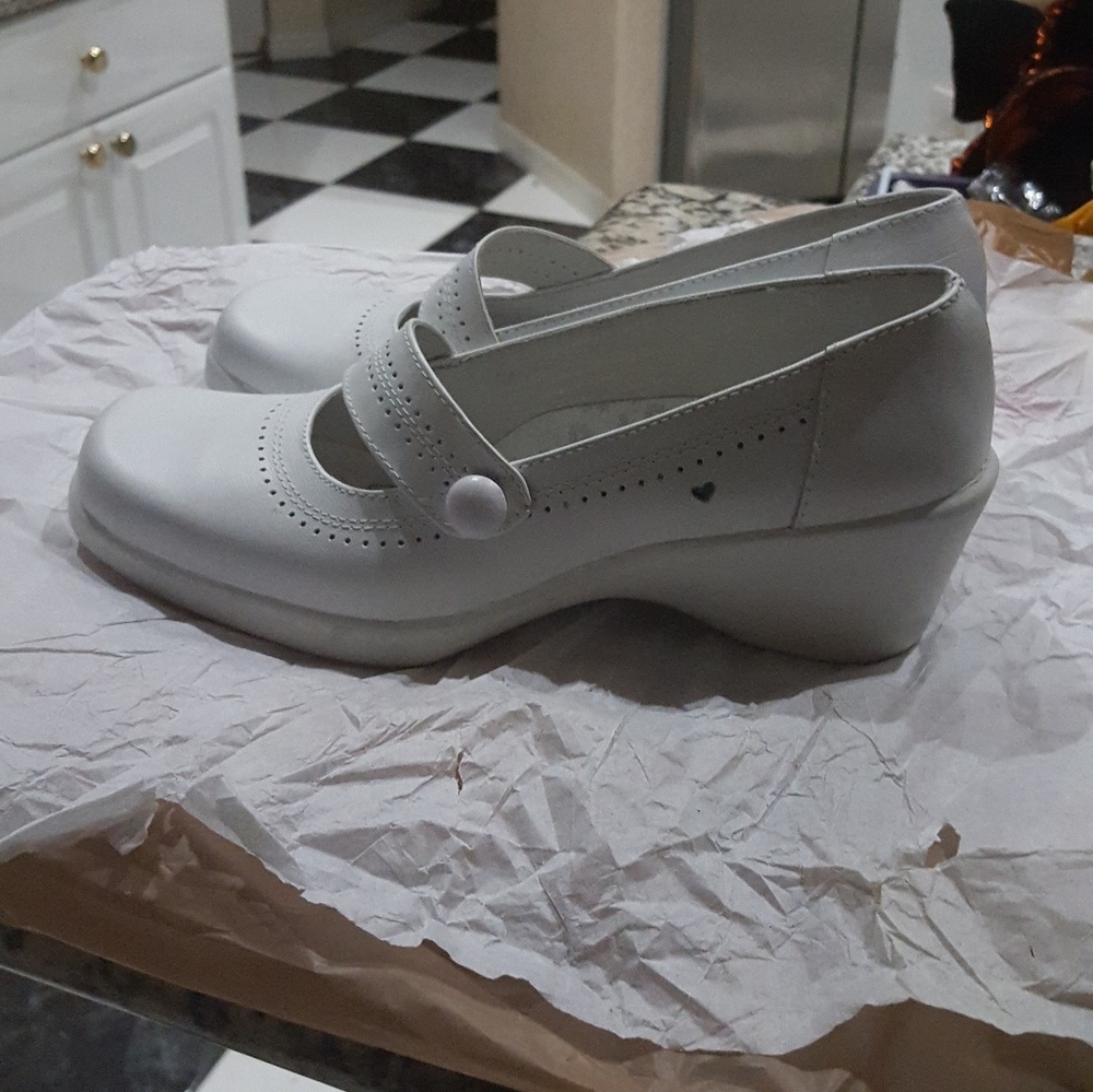 SHOES - Picture 2 of 3